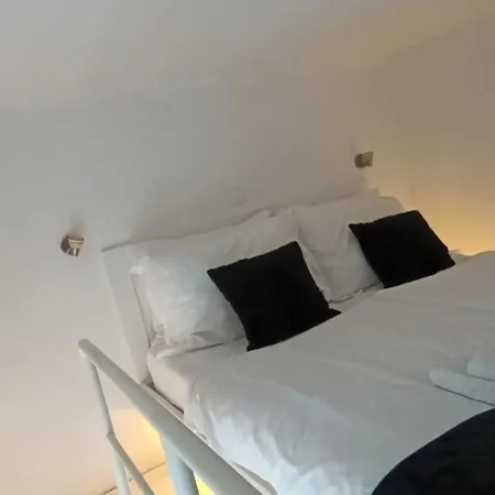 Apartment With Free Private Parking *