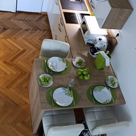 With Free Private Parking Apartment *